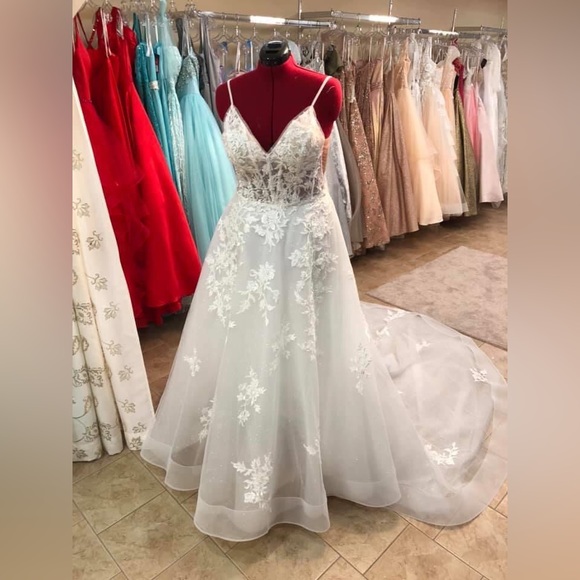 Beautiful wedding dress. Never worn, only tried on a couple times. Size 16. - Picture 2 of 3